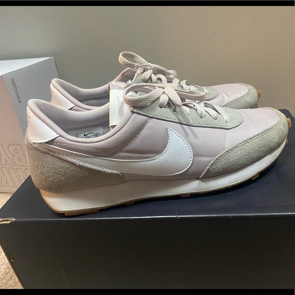 Nike tennis shoe